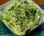 Зеленый салат с соусом